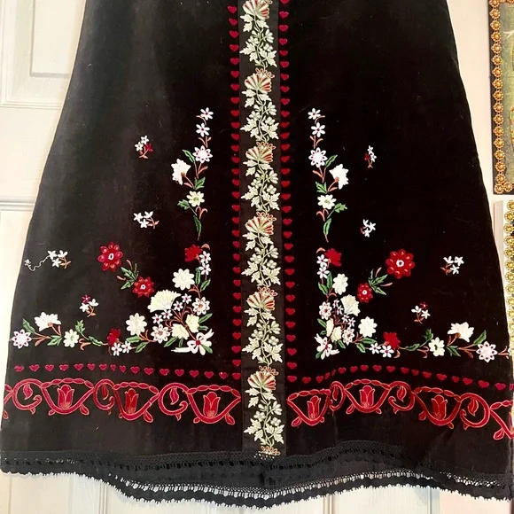 Gorgeous Embroidered Skirt with Folklore Flower Art Design - Size 6 - Picture 4 of 12